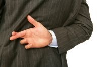 image of liar with fingers crossed behind his back